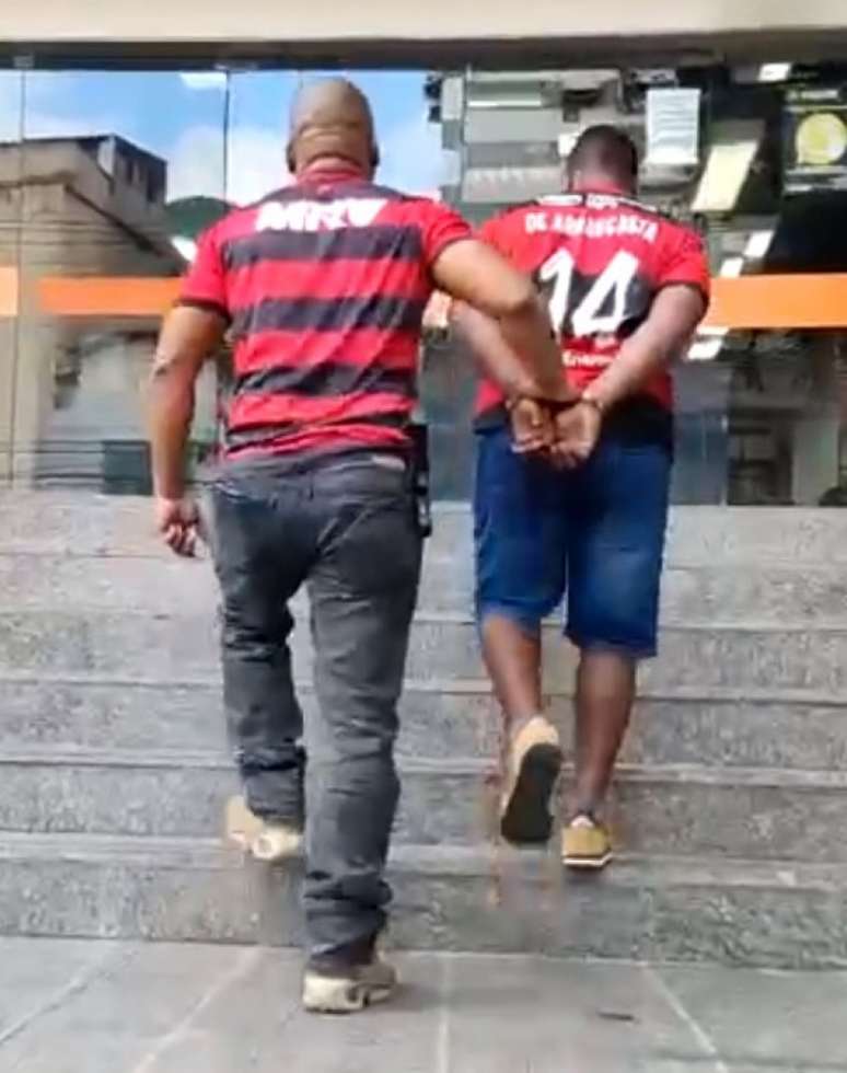 Torcedor do Flamengo foi retirado do Maracanã e preso (Reprodução de vídeo)