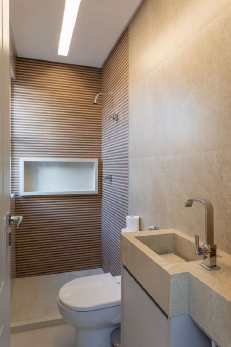 12. Banheiro com revestimento de porcelanato ripado – Foto Renato Queiroga Arquitetura