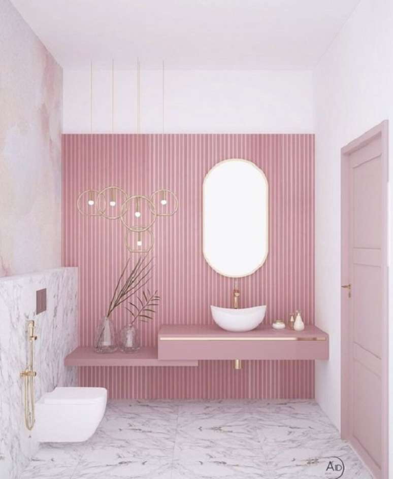 10. Banheiro com parede revestida de porcelanato ripado cor de rosa -Foto Wrood