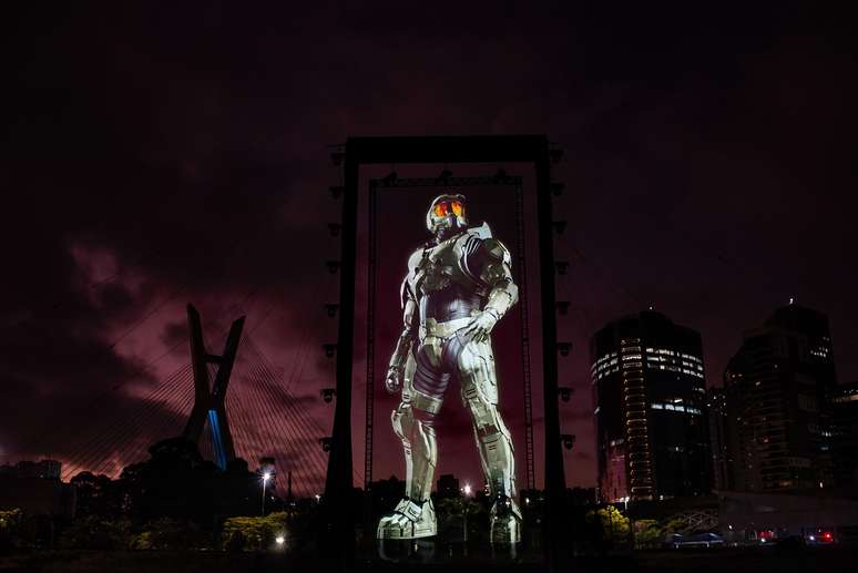 Master Chief holográfico na Ponte Estaiada, em São Paulo