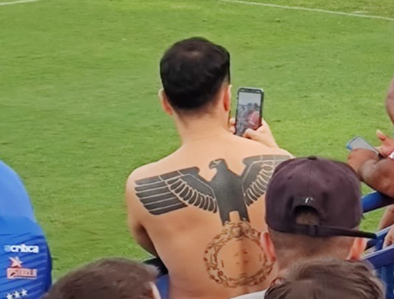 Homem é flagrado com tatuagem nazista em jogo na Série D