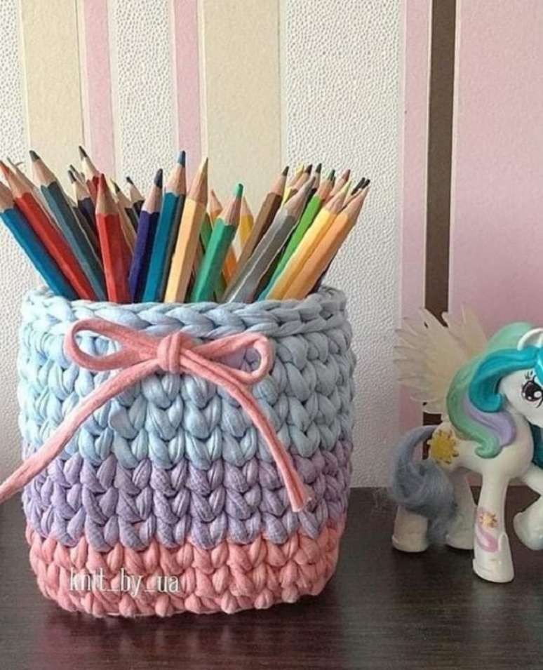 13. Cesto de fio de malha azul e rosa &ndash; Foto Knit By Ua