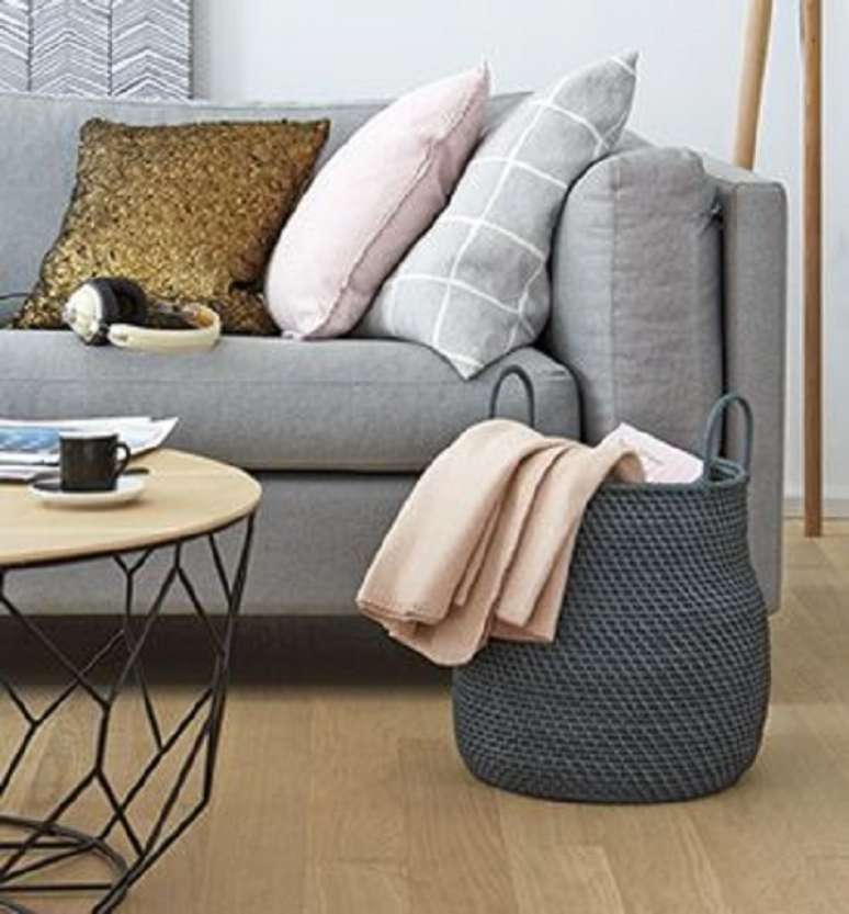 2. Cesto de fio de malha azul &ndash; Foto Westwing Brasil