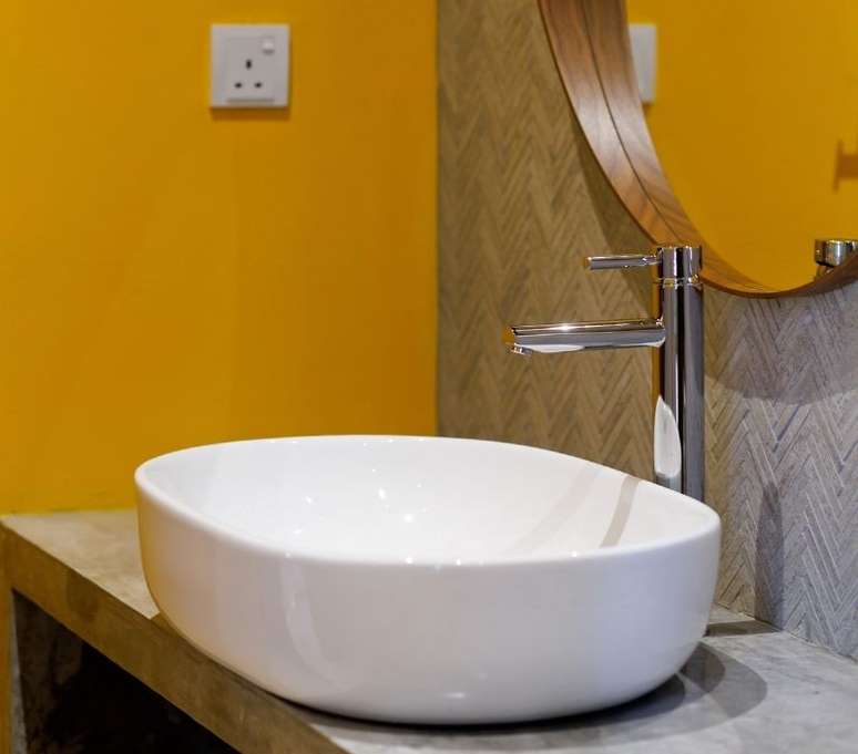 Banheiros com paredes coloridas são uma grande tendência hoje - Shutterstock
