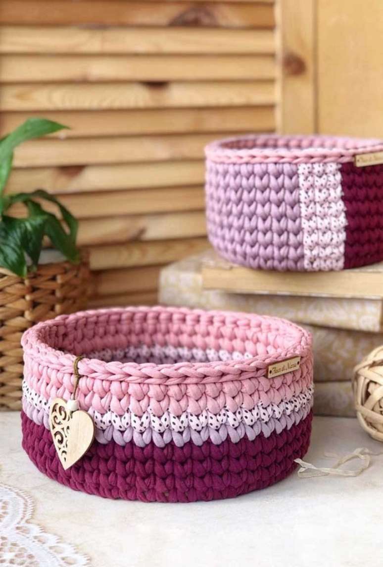 55. Cesto de fio de malha rosa e vermelho &ndash; Foto Decor Facil