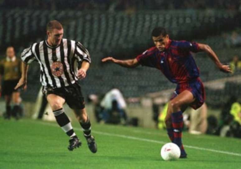 Rivaldo em campo pelo Barcelona(Foto: AP Photo/Santiago Lyon/Arquivo Lance!)