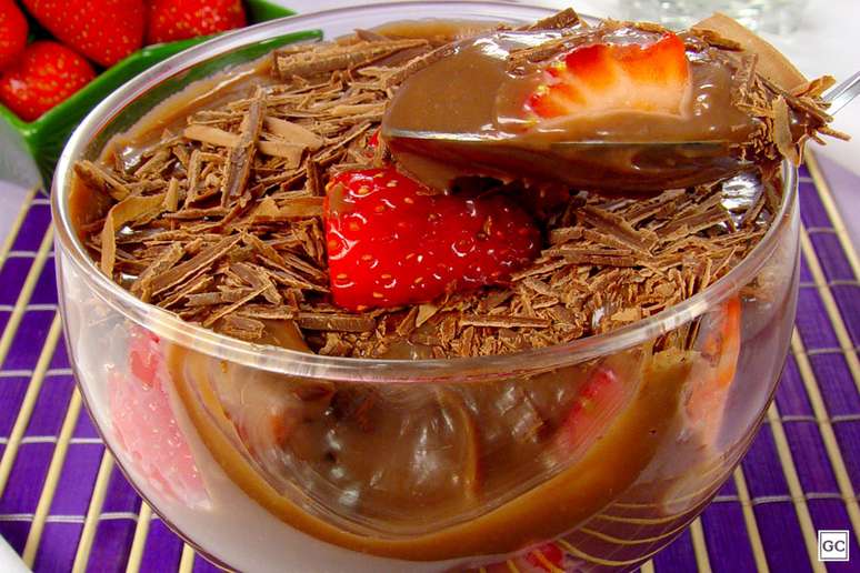 Creme de brigadeiro com morango &ndash; Foto: Guia da Cozinha
