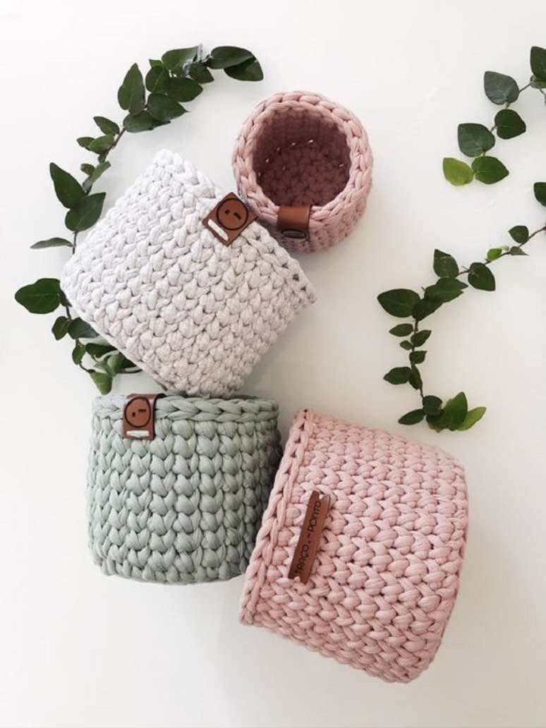 24. Cesto de fio de malha colorido para organizar casa &ndash; Foto Camila Reia