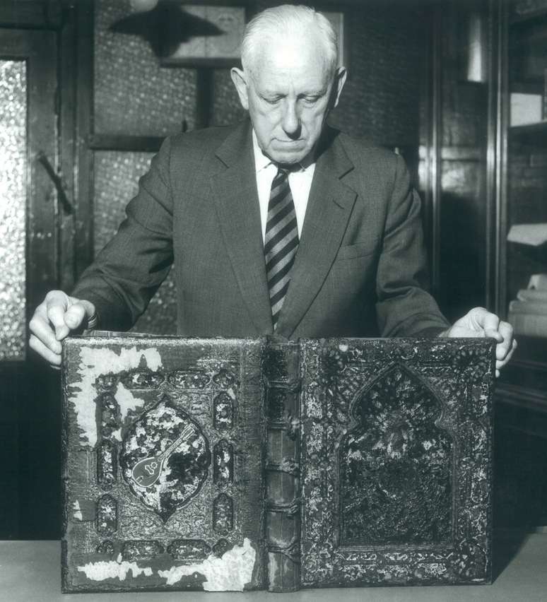 Stanley Bray segurando os restos do segundo Grande Omar, que foi gravemente danificado na Blitz alem&atilde;