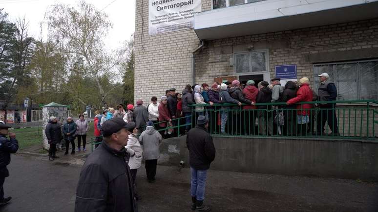 Moradores da regi&atilde;o de Donbas fazem fila para receber comida