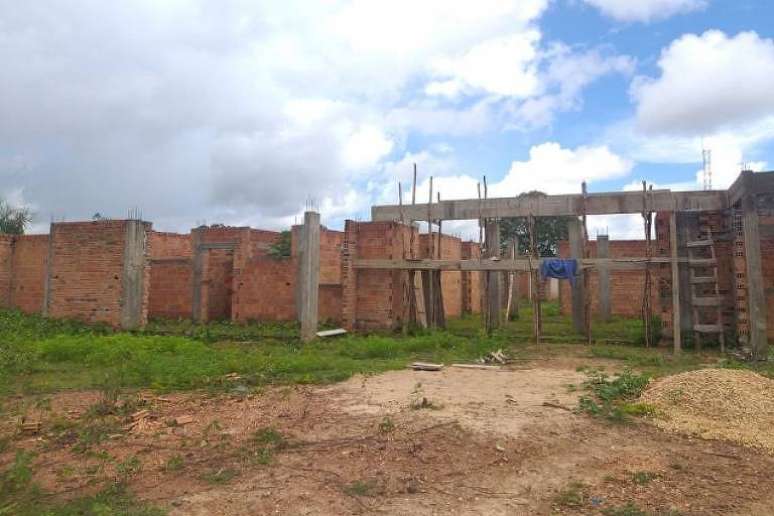 Obra de creche paralisada em Campo Largo do Piauí (PI)