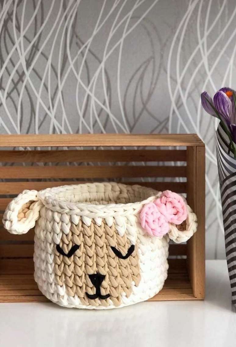 60. Cesto de fio de malha com cara de urso e la&ccedil;o para quarto infantil -Foto Decor Facil