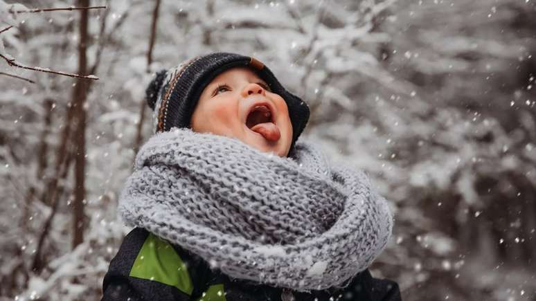 Muitas crian&ccedil;as se divertem movimentando sua l&iacute;ngua, o que ajuda a fortalec&ecirc;-la; a l&iacute;ngua presa pode dificultar ou at&eacute; impossibilitar esse movimento