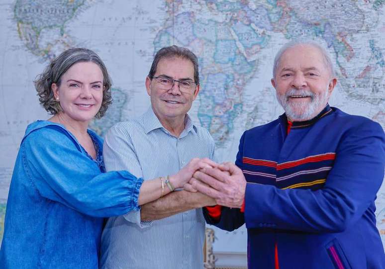 A presidente do PT, Gleisi Hoffman, o presidente do Solidariedade, Paulinho da Força, e o ex-presidente Lula após encontro em São Paulo nesta terça-feira, 19 de abril.