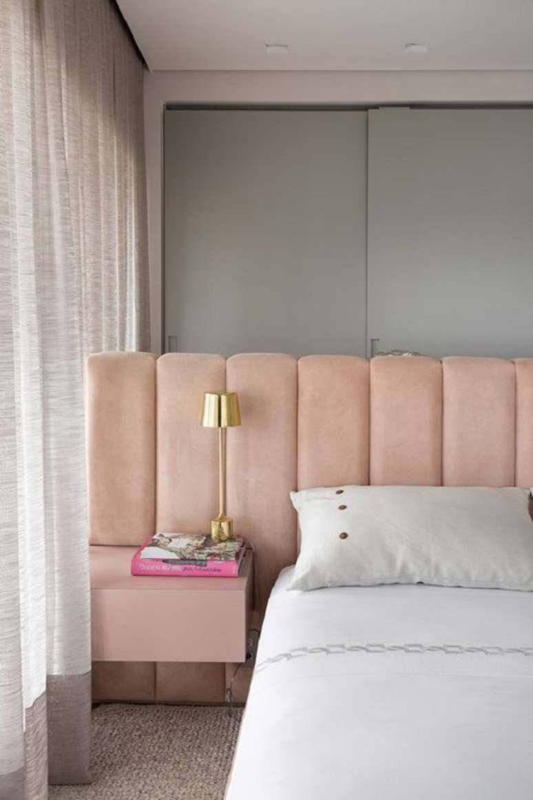 36. Cama estofada rosa claro com abajur dourado – Foto Casa de Valentina