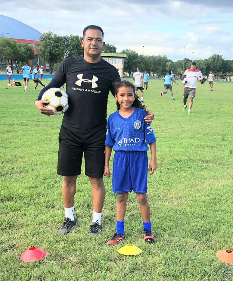 Sofia e o treinador, Rosivaldo, em treino