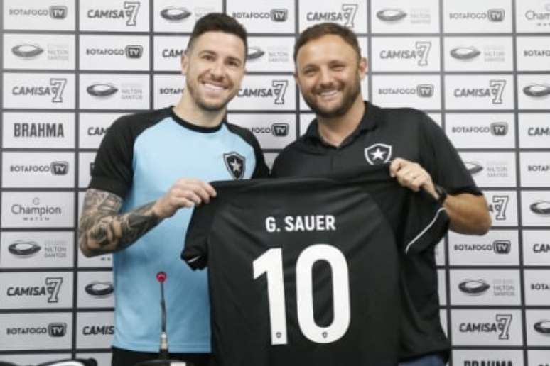 Gustavo Sauer ao lado de André Mazzuco (Foto: Vítor Silva/Botafogo)