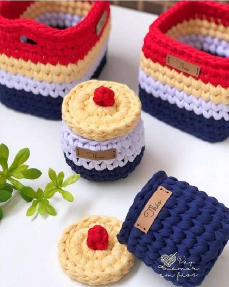 23. Cesto de fio de malha colorido para organiza&ccedil;&atilde;o &ndash; Foto Guzal Yusupova