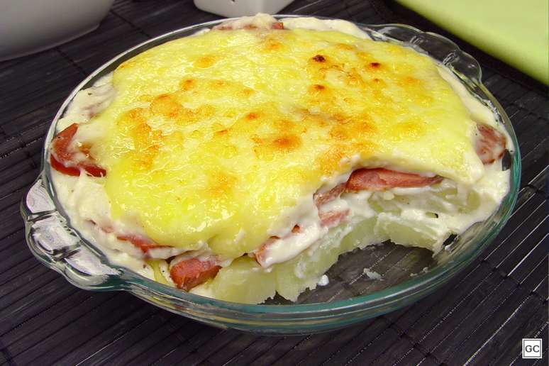 Batata gratinada com calabresa &ndash; Foto: Guia da Cozinha