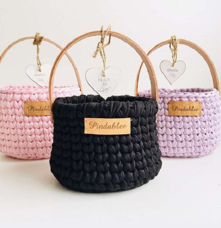 54. Cesto de fio de malha rosa e preto &ndash; Foto Linda Persson