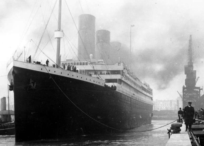O Titanic partiu em sua viagem inaugural de Southampton ao meio-dia em 10 de abril de 1912