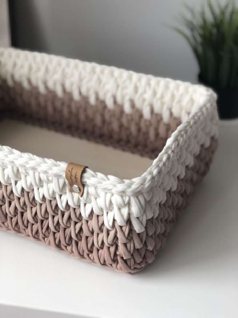 12. Cesto de fio de malha azul e bege &ndash; Foto Cozy crochet Decor Interior Storage Basket