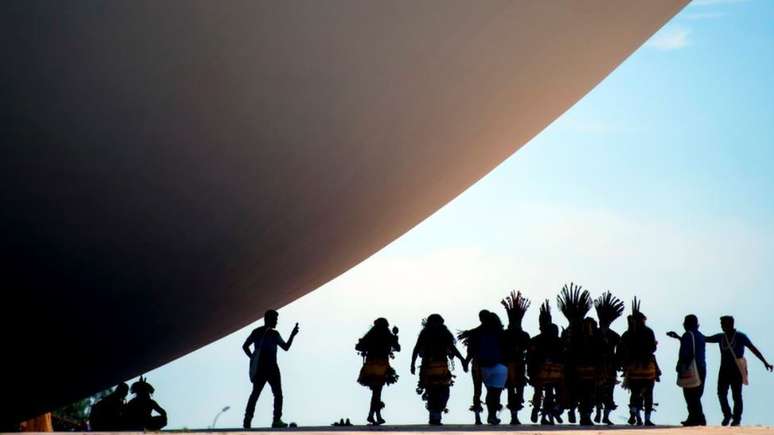Indígenas protestam no prédio do Congresso, em Brasília, no fim de 2015. Na foto, a cúpula invertida da Câmara