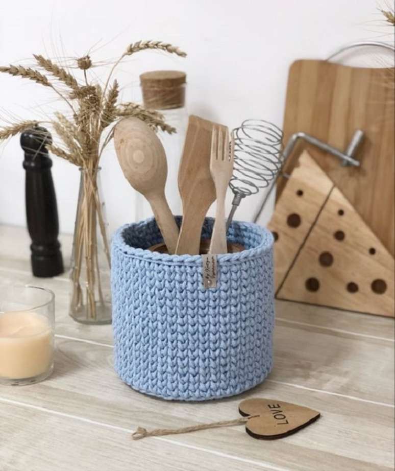 3. Cesto de fio de malha azul para organizar a cozinha &ndash; Foto Cozy Crochet Decor