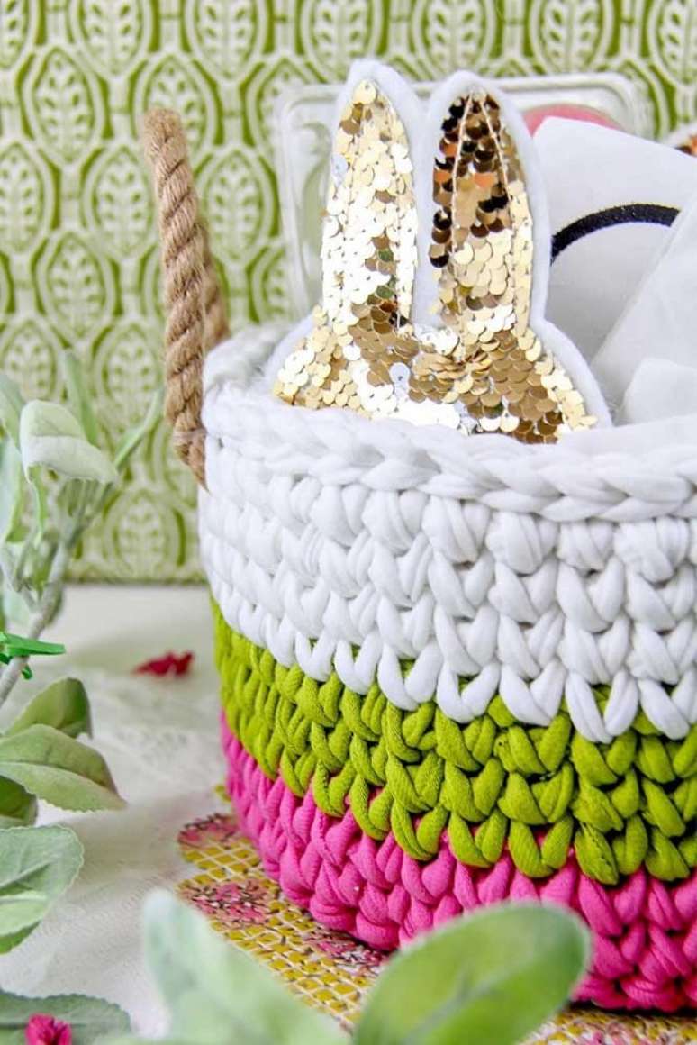 29. Cesto de fio de malha cor de rosa e branco &ndash; Foto Decor Facil