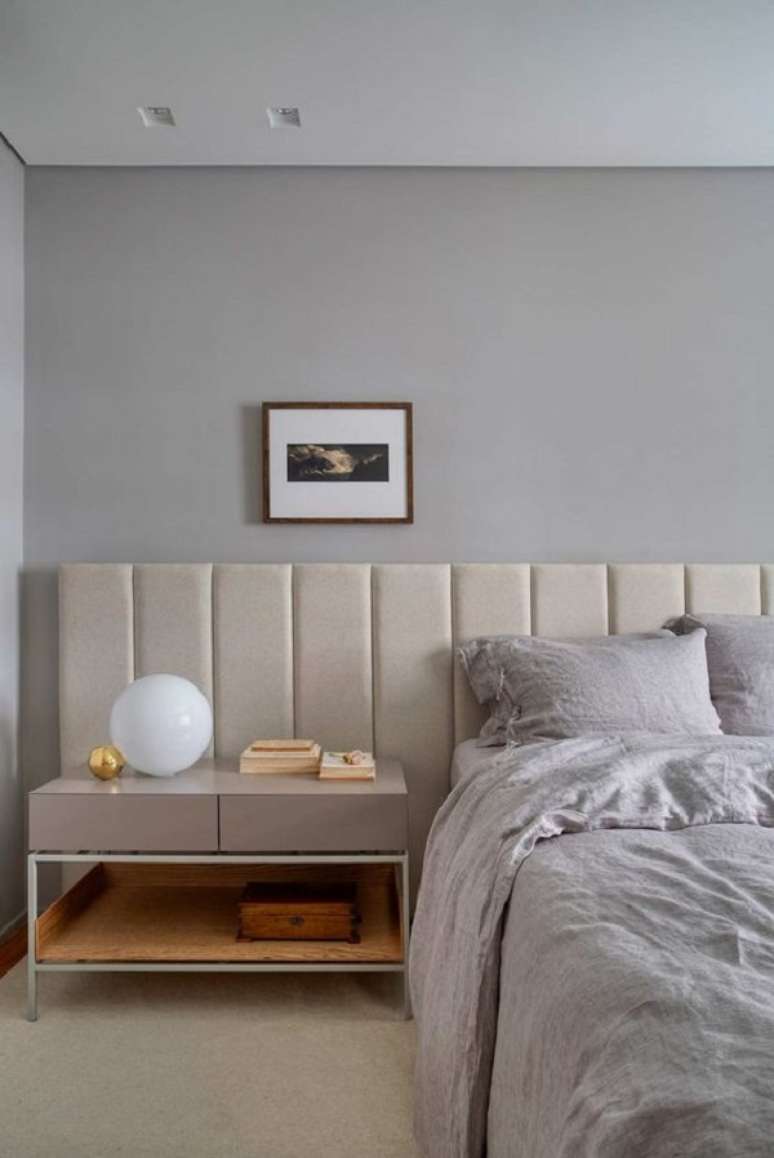 11. Cama estofada bege para quarto de casal moderno – Foto Casa de Valentina