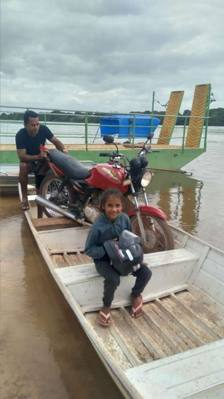 Sofia e o pai, Tancredo, durante travessia pelo Rio Uraricoera