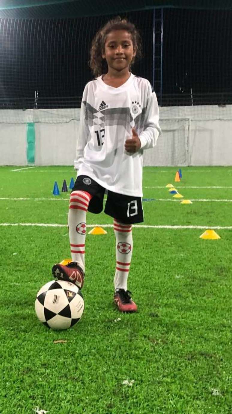 Sofia Rebeca, 8, durante treino de futebol