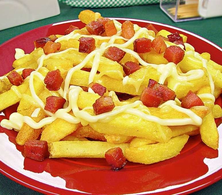 Batata frita com requeijão cremoso e bacon 