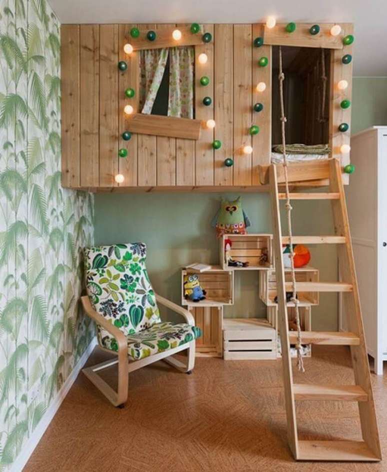 76. Decoração com caixotes de madeira: estante criativa para quarto infantil. Fonte: Lares Design Studio