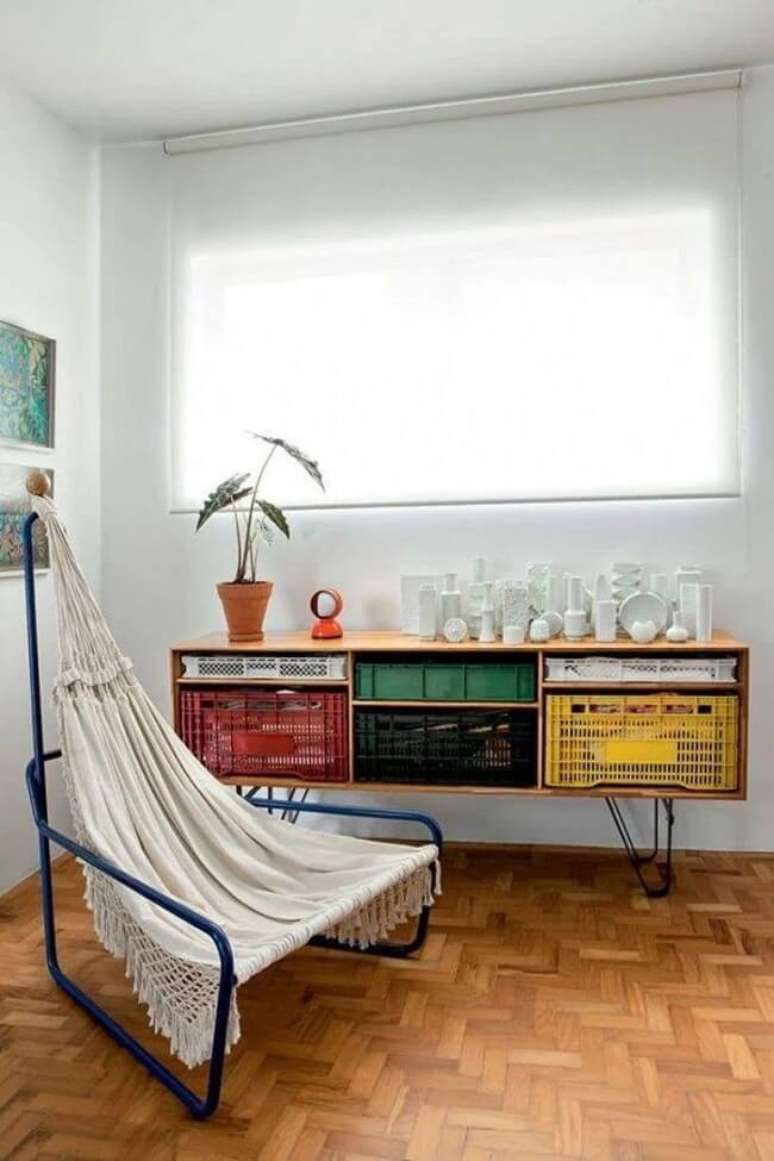 68. A decoração com caixotes de madeira se transformaram em um lindo aparador para sala de estar. Fonte: Mauricio Arrudai