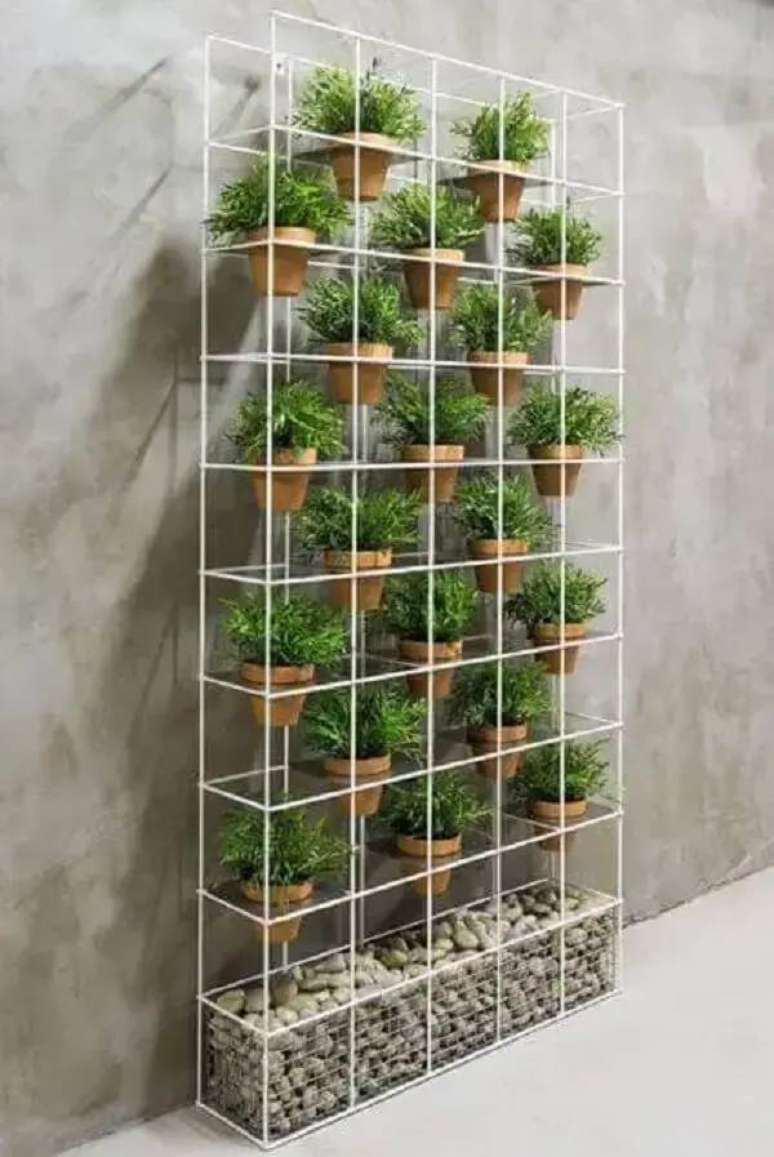 53. Também é possível fazer um jardim vertical externo usando metal e vidro. Fonte: Herreria Lira