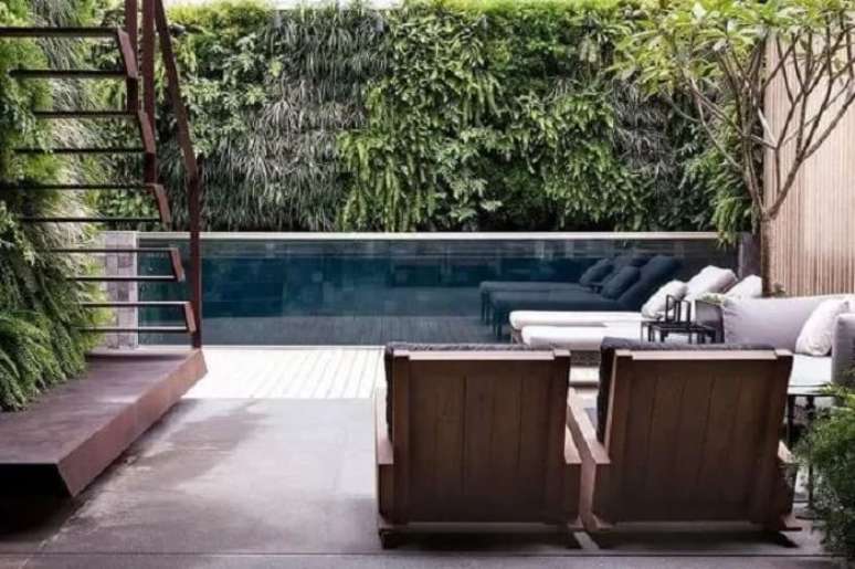 45. Piscinas modernas com borda de vidro e jardim vertical externo. Fonte: Trena Ferragens