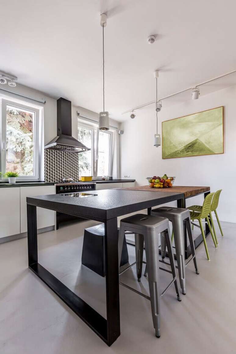 7. Decoração de cozinha com banquetas iron e cadeiras verdes – Foto: Essência Móveis