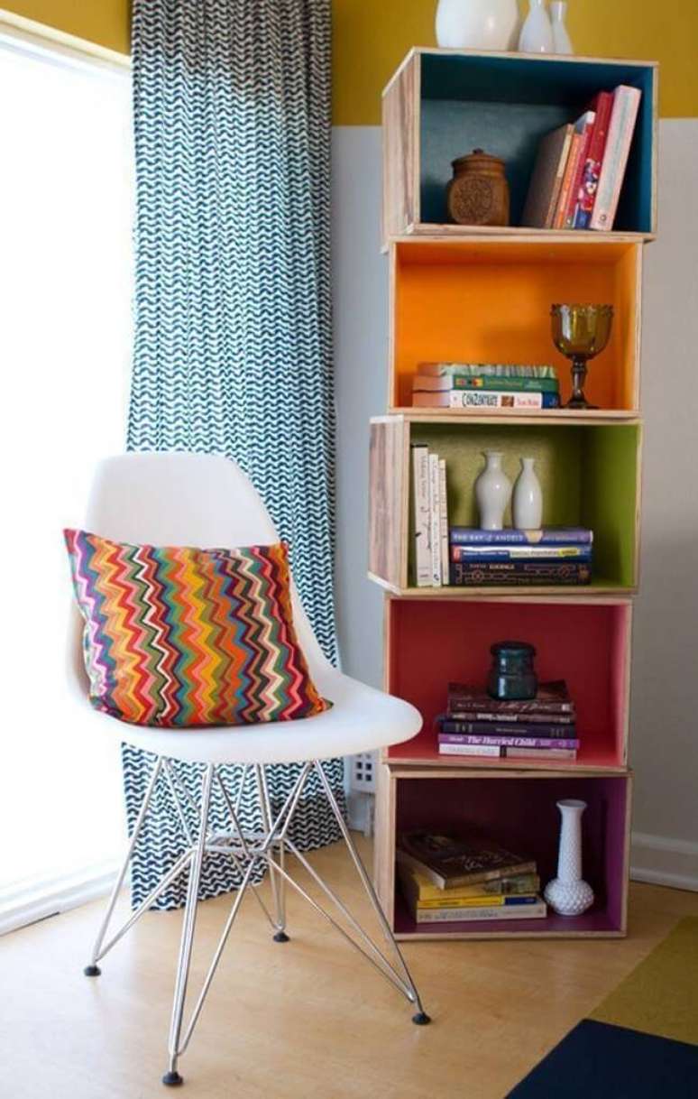 72. Organize os livros do ambiente na decora&ccedil;&atilde;o de caixotes de madeira. Fonte: Dmar interiors
