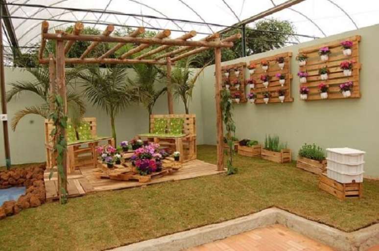 47. Área de lazer decorada com jardim vertical externo com paletes. Fonte: Amigos de Leilanina