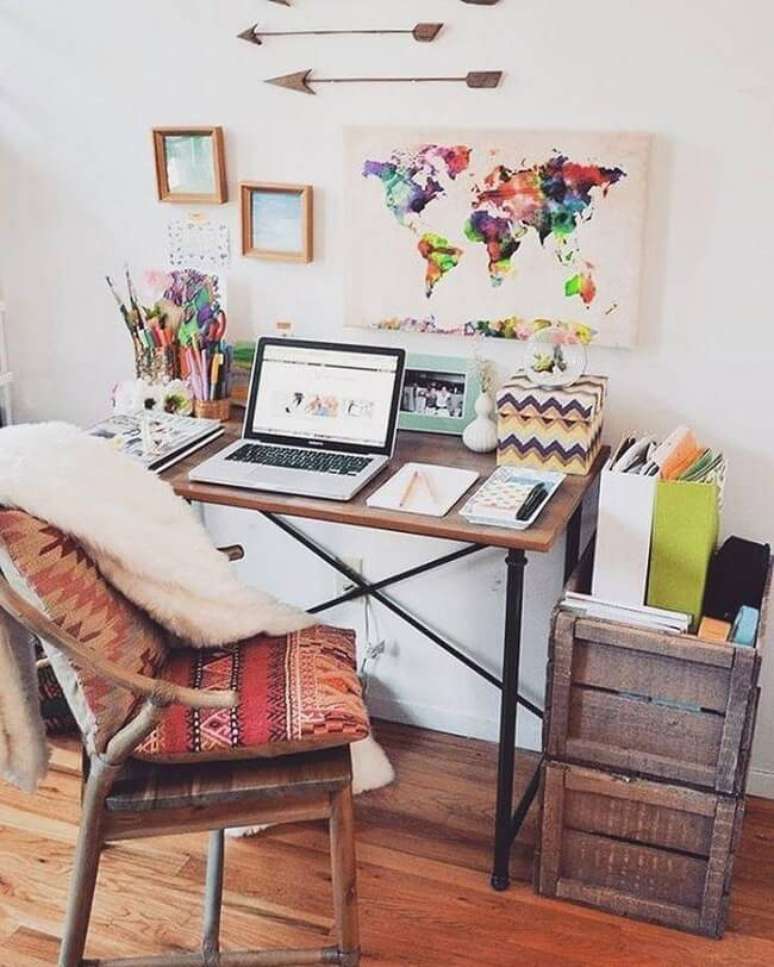 73. No home office a decora&ccedil;&atilde;o de caixotes de madeira ajuda na organiza&ccedil;&atilde;o do espa&ccedil;o. Fonte: Ideias da D&eacute;ia