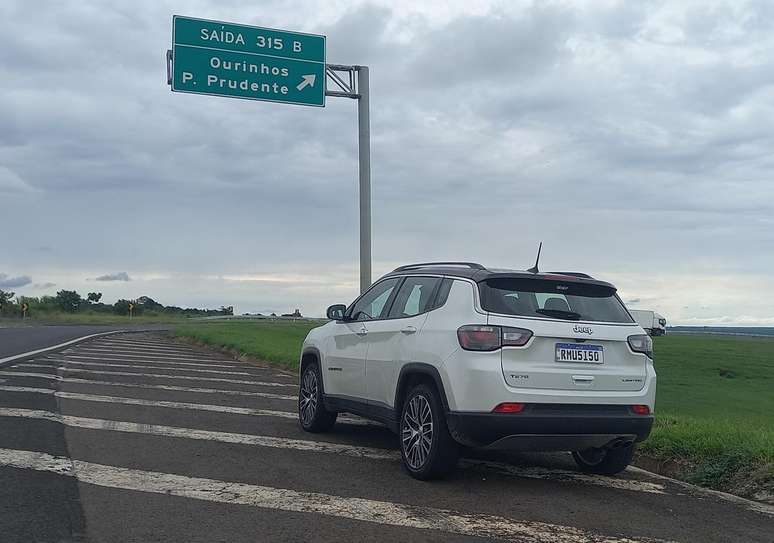 Jeep Compass no final na Rodovia Castello Branco.