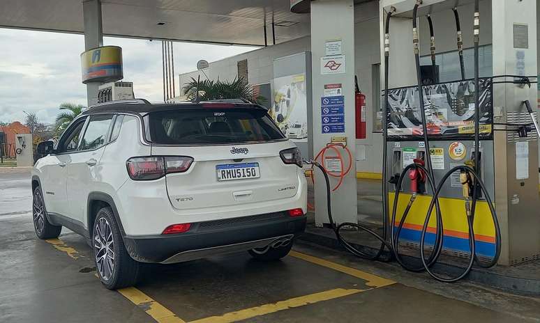 Hora de abastecer: dirigir de oilho no conta-giros ajuda.