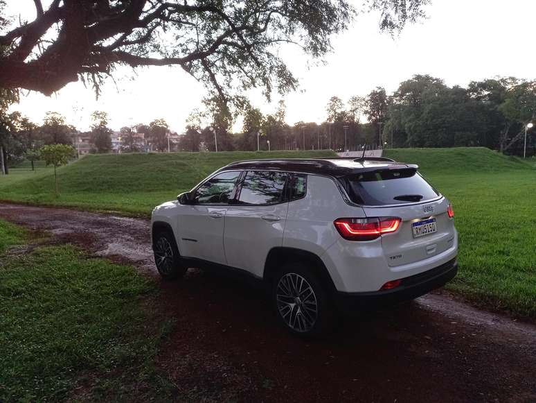 Mesmo na versão topo de linha, o Compass pega estrada de terra.
