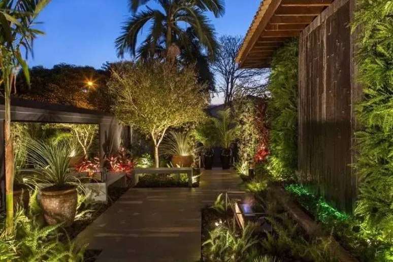 11. A iluminação realça a beleza do jardim vertical externo. Fonte: Casa Cor Franca 17