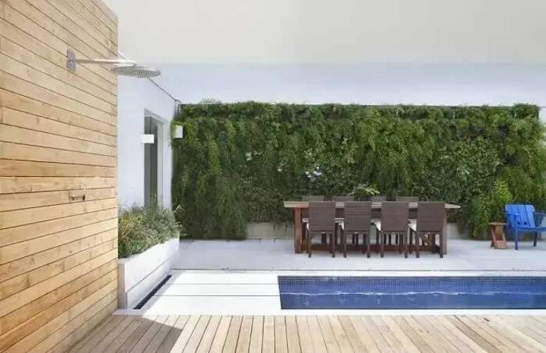 25. Jardim vertical artificial externo e piscina grande para área externa. Fonte: Migs Arquitetura
