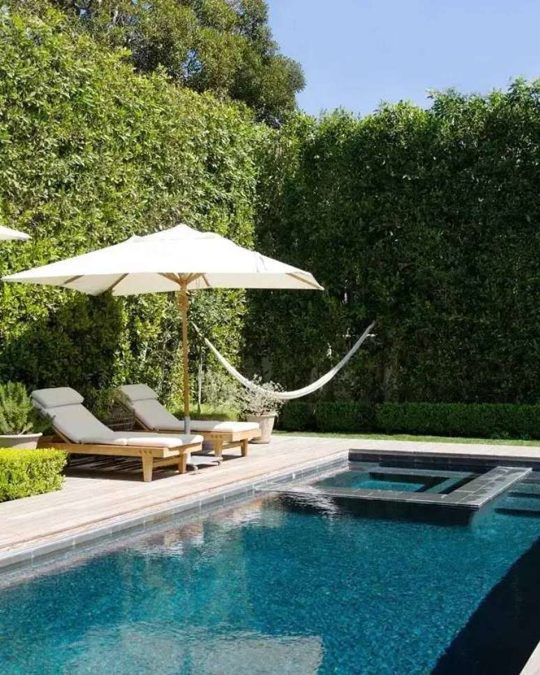 41. O jardim vertical externo é perfeito para piscinas modernas. Fonte: Lonny Magazine