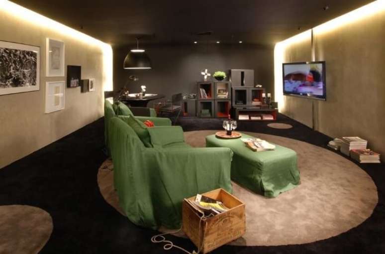 33. Decora&ccedil;&atilde;o com caixotes de madeira usados como&nbsp;revisteiro. Projeto de Clarissa Strauss