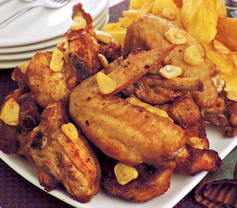 Frango a passarinho com mandioca frita 