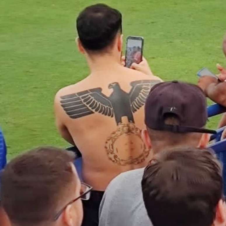 Tatuagem com símbolo que remete ao nazismo chamou atenção (Foto: Reprodução)